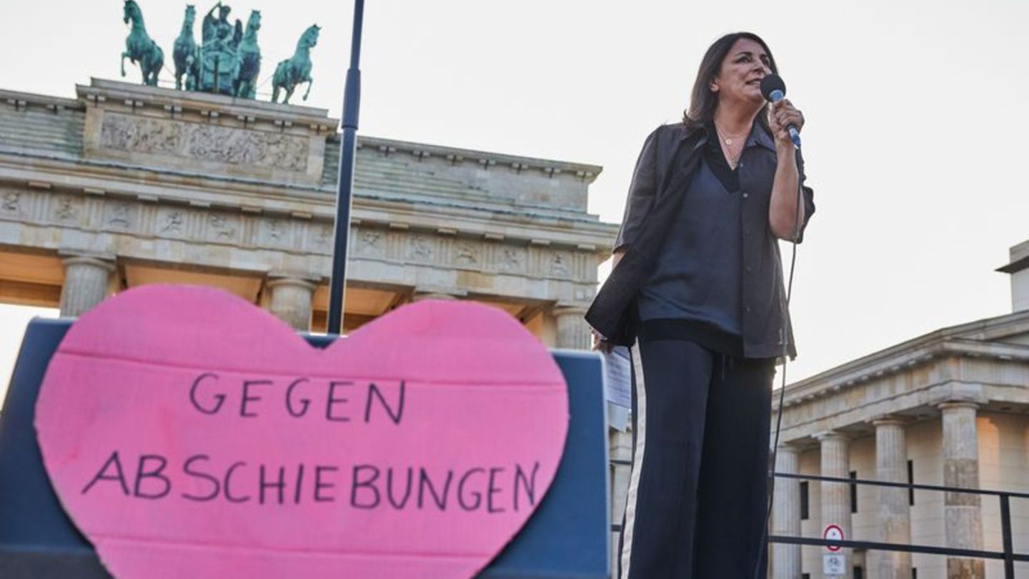 Unter dem Motto "Islamismus bekämpfen, Asylrecht verteidigen" wurde der Opfer des Terroranschlags in Solingen gedacht (Foto aktu