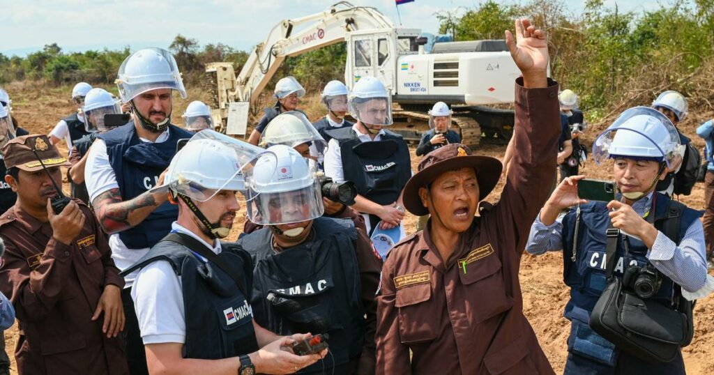 Au Cambodge, des soldats ukrainiens se forment au maniement d’engins démineurs