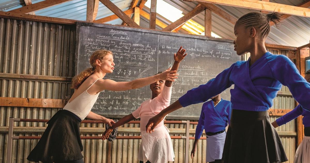 Au Kenya, une danseuse étoile de l'Opéra de Paris et les petites ballerines du bidonville