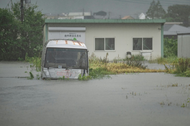 Au moins 80 blessés: Le Japon frappé par un puissant typhon et menacé d'inondations