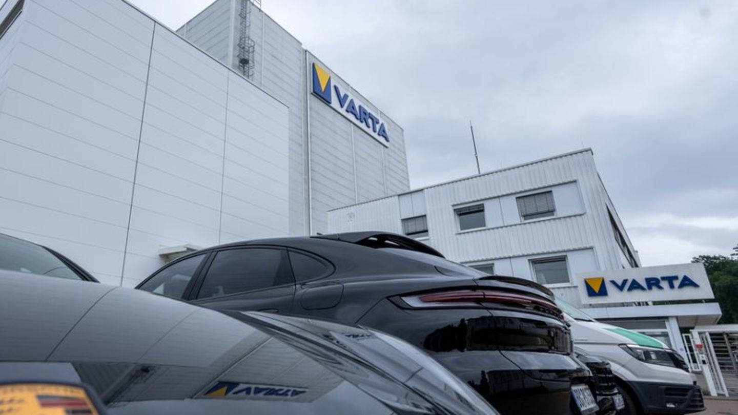 Porsche greift Varta mit der Übernahme der Tochterfirma unter die Arme. (Archivbild) Foto: Stefan Puchner/dpa