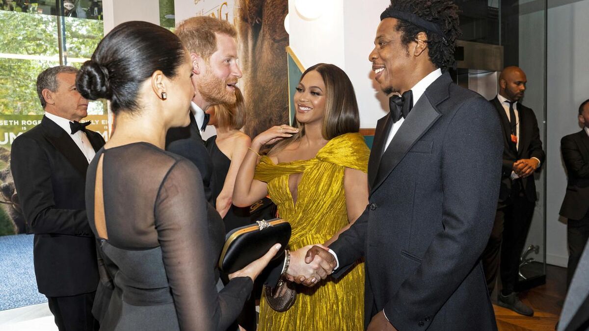 Beyoncé fait un hug à Meghan Markle à la première du «Roi Lion»