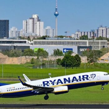 Fliegen bald seltener vom BER: Flugzeuge von Ryanair. (Archivbild) Foto: Patrick Pleul/dpa