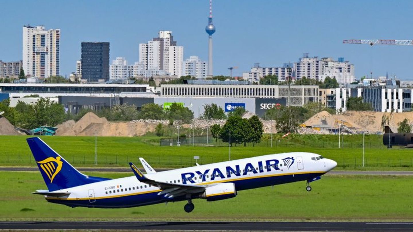 Fliegen bald seltener vom BER: Flugzeuge von Ryanair. (Archivbild) Foto: Patrick Pleul/dpa