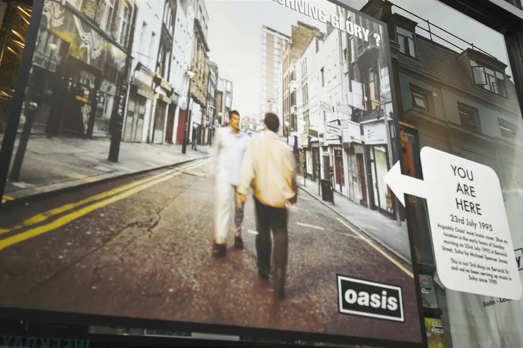 Caos, largas esperas y reventas a precios desorbitados para poder ver a Oasis en directo