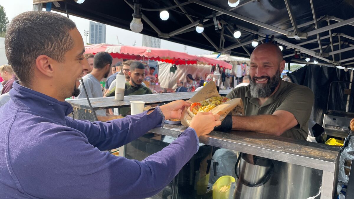 « C’est nous les stars, ici » : aux puces de Montreuil ou sur le Web, le succès d’Hakim et ses sandwichs à bas prix