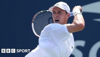 Jan Choinski hits a return during his 2024 US Open match against Roberto Carballes Baena