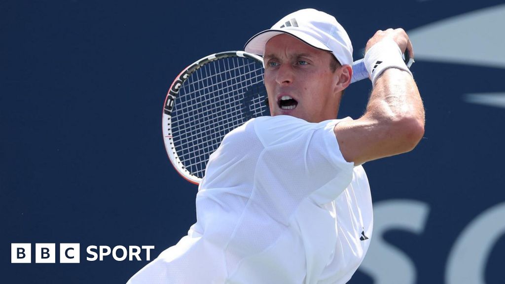 Jan Choinski hits a return during his 2024 US Open match against Roberto Carballes Baena