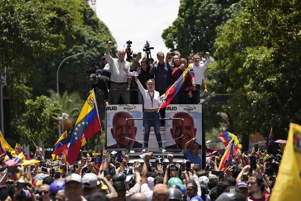 Cientos de miles de venezolanos desafían  el cerco a Maduro para arropar a María Corina