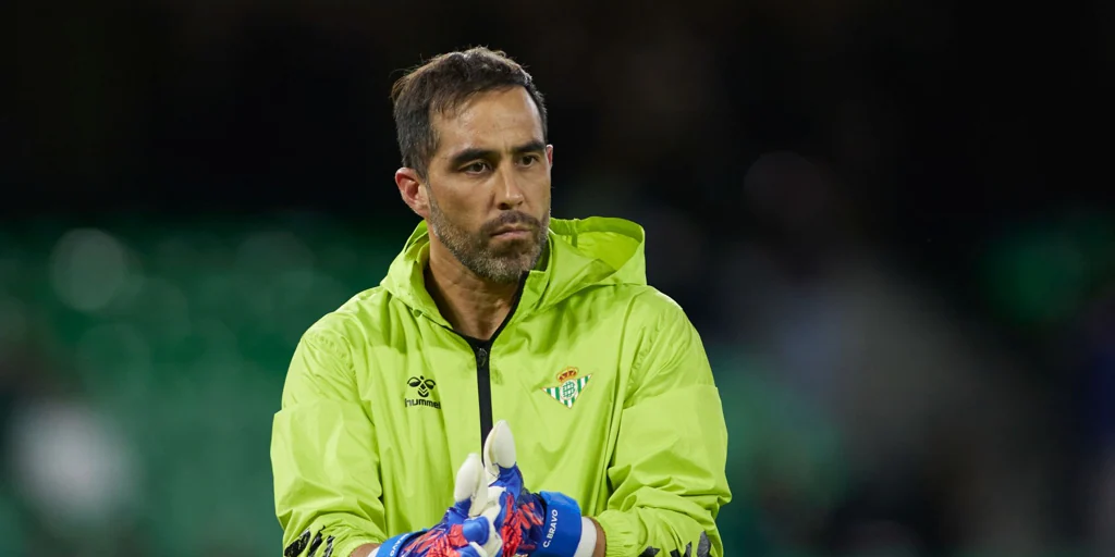 Claudio Bravo anuncia su retirada del fútbol profesional