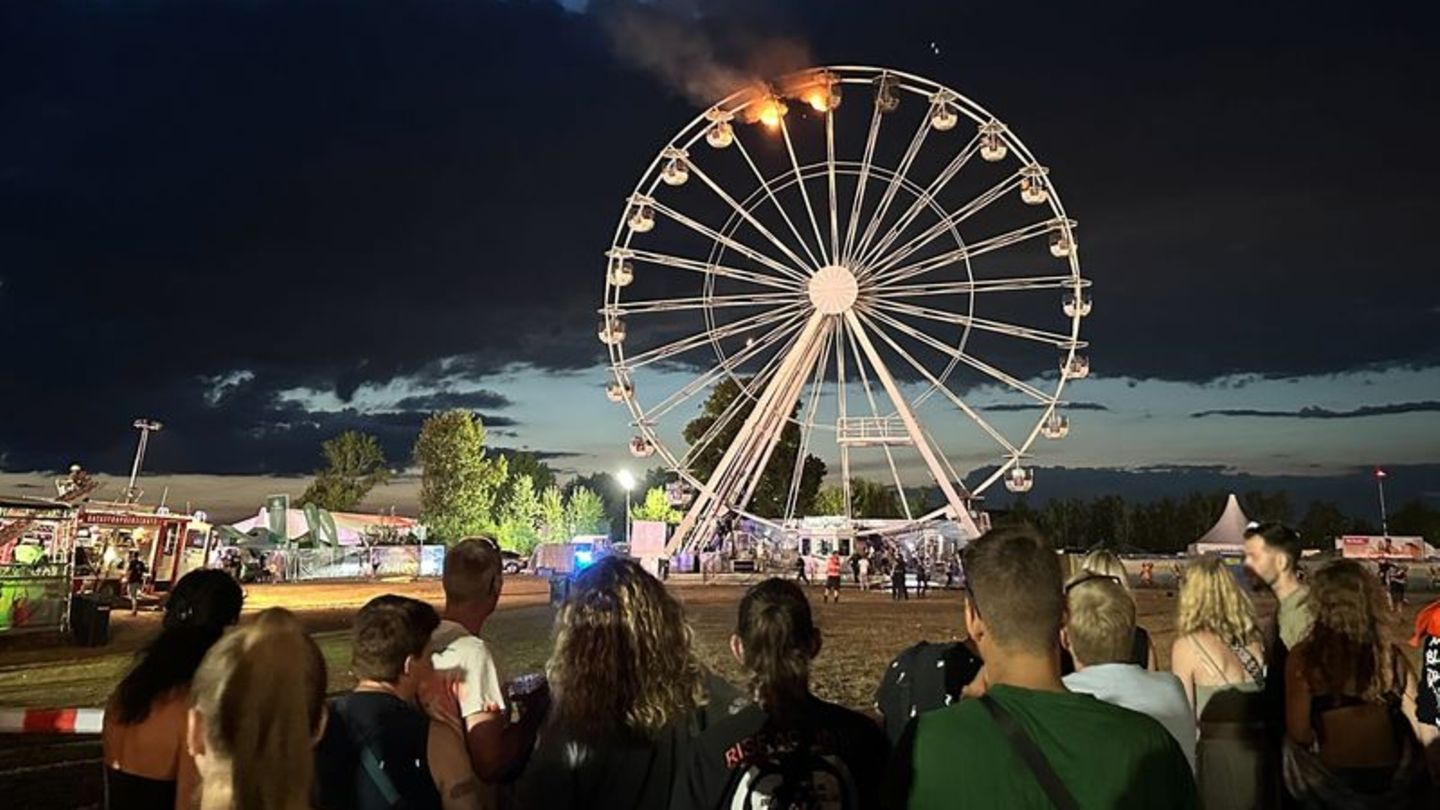 Beim Highfield-Festivals bei Leipzig haben zwei Gondeln des Riesenrades begonnen zu brennen. Foto: Str./dpa