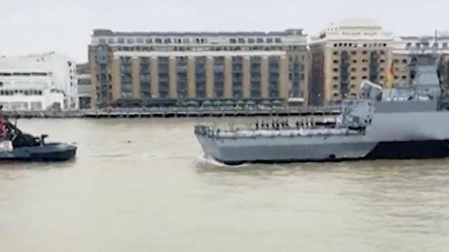 "Darth Vader" auf der Themse: Deutsches Marineschiff überrascht London mit bekanntem "Star Wars"-Lied