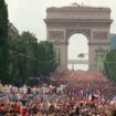 Défilé dans Paris: Les Champs-Elysées et la Concorde pour ouvrir les Paralympiques