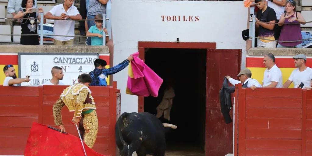 Del temple derramado por Perera a la pasión desbocada con Cantaclaro, indultado por Fernando Adrián