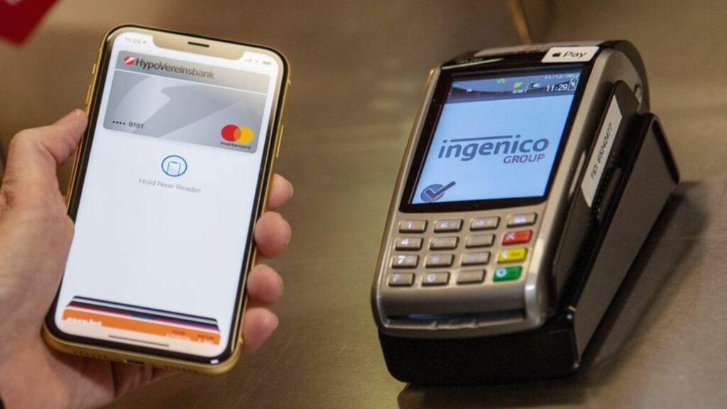 Apple Pay ist in Deutschland die populärste digitale Bezahlmethode an der Kasse. Foto: Lino Mirgeler/dpa