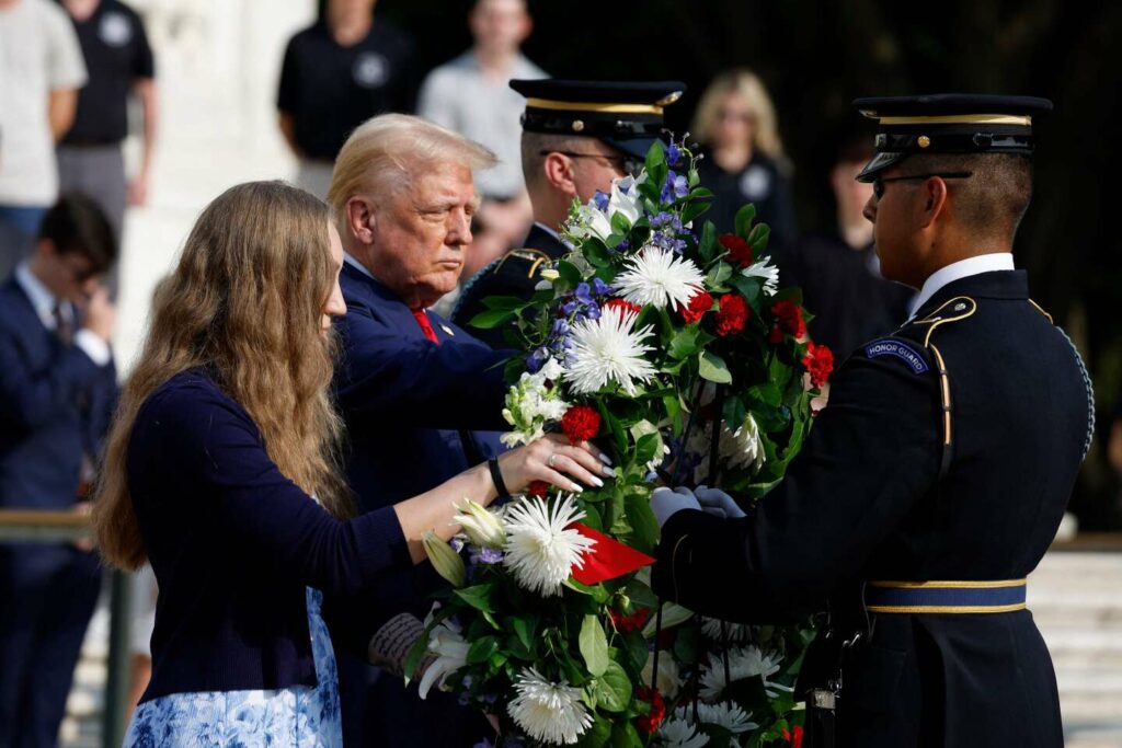 Donald Trump dans l’embarras après sa visite au cimetière militaire d’Arlington