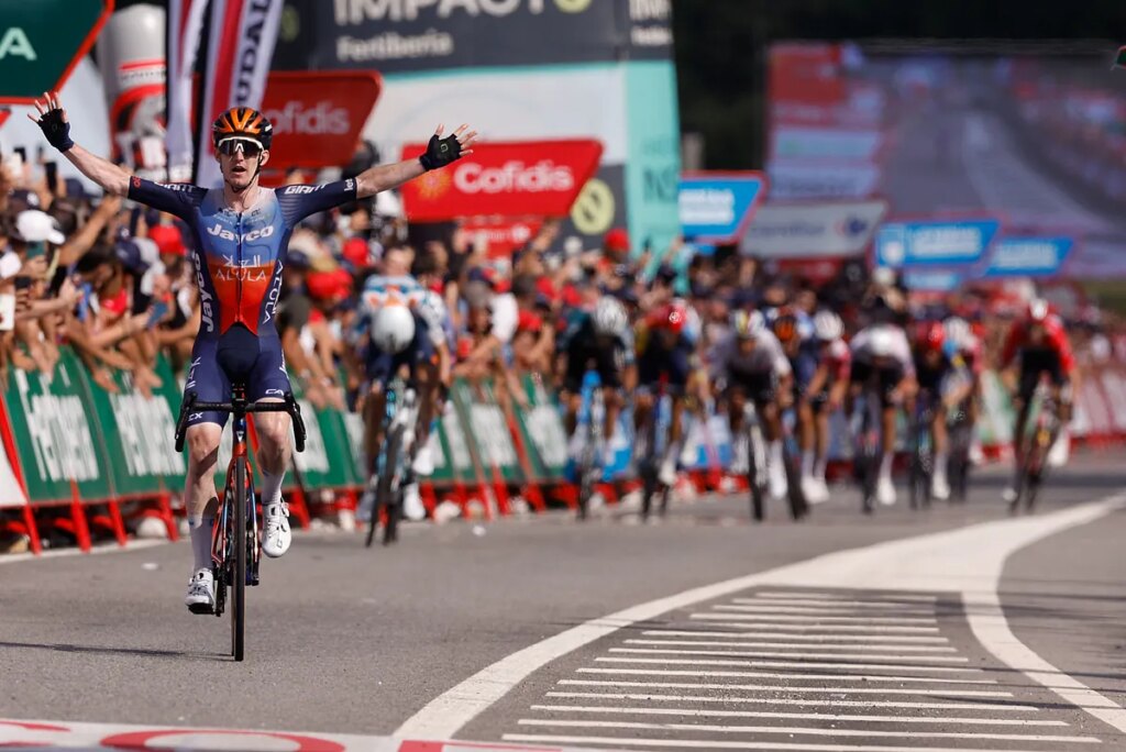 Dunbar sonríe en Padrón mientras Roglic y Mas le dan otro mordisco a O'Connor