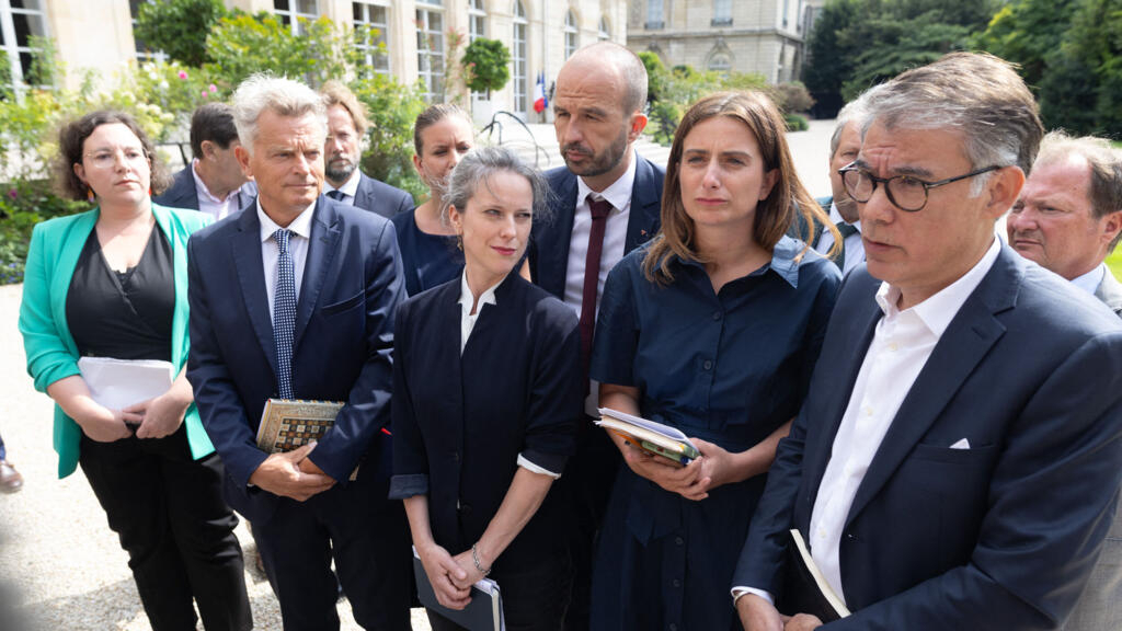 Écarté de Matignon par Emmanuel Macron, le NFP “va tenter d’accentuer la pression”