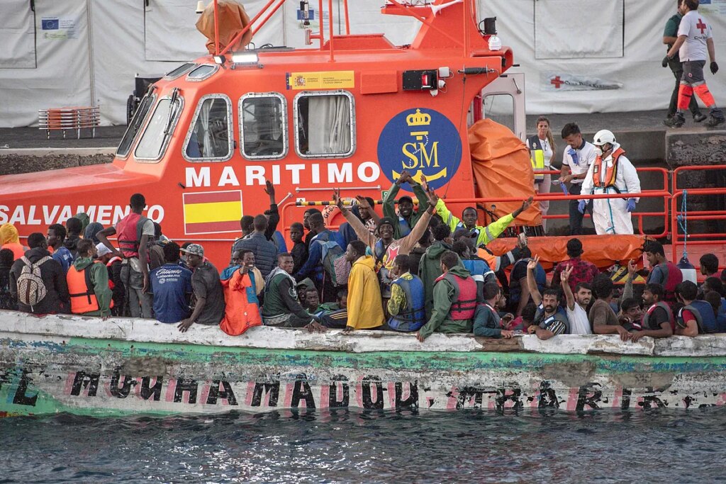 El Gobierno deriva a Tenerife a los migrantes llegados a El Hierro ante el colapso de los recursos de acogida