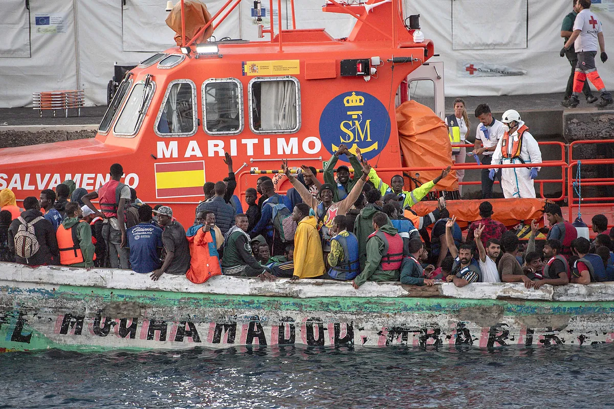 El Gobierno deriva a Tenerife a los migrantes llegados a El Hierro ante el colapso de los recursos de acogida