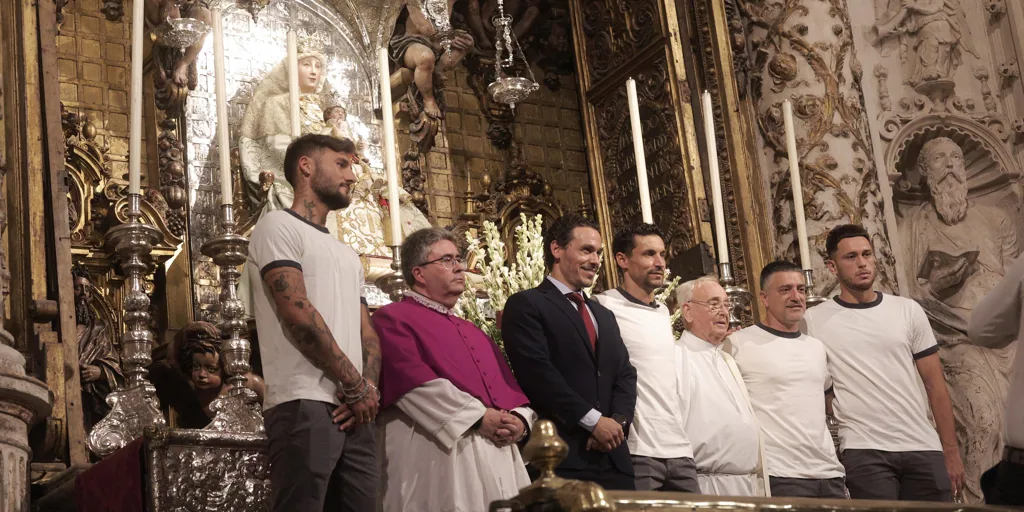 El Sevilla cumple con su tradicional ofrenda a la Virgen de los Reyes