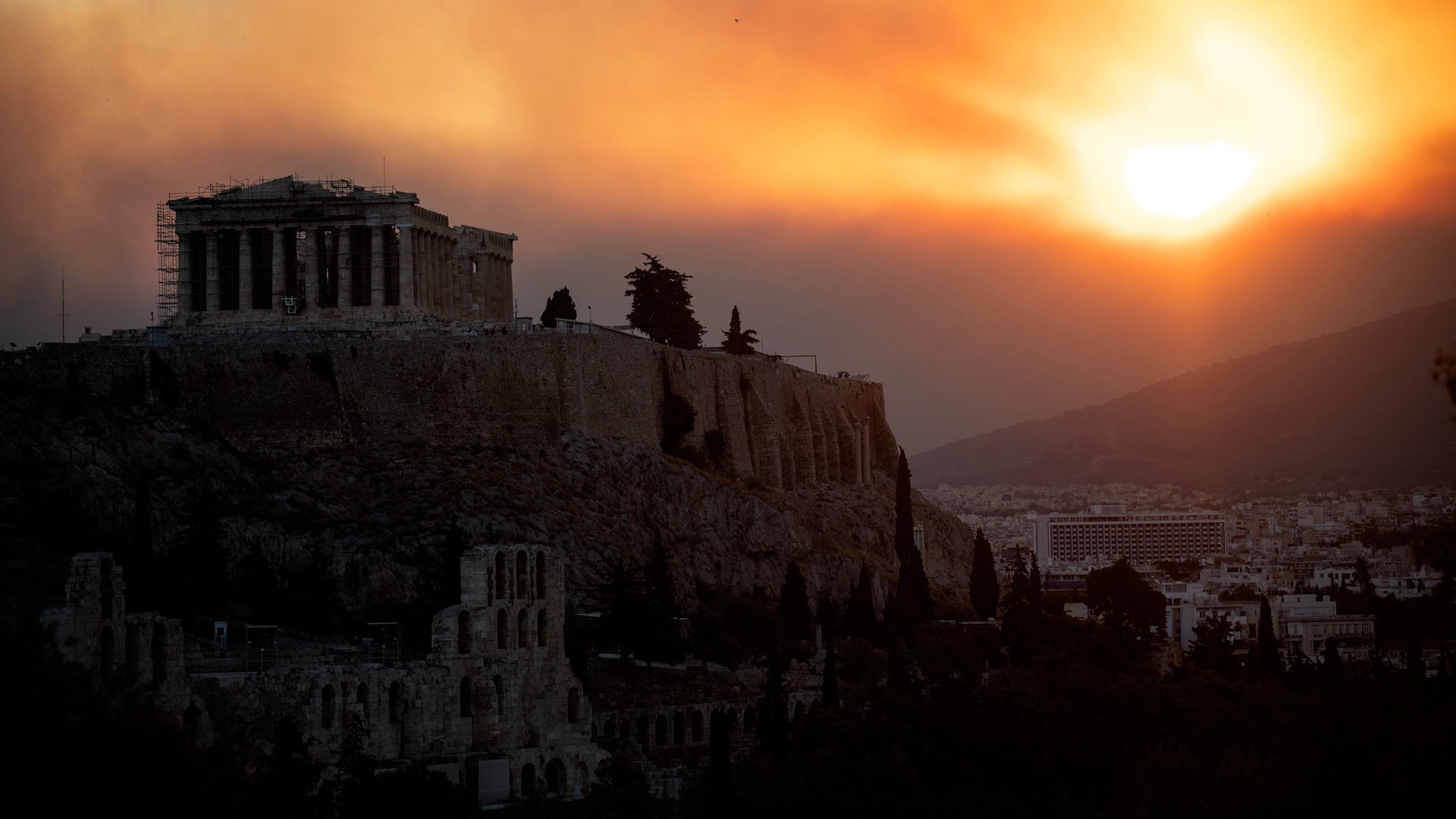 El gran incendio en Grecia que cerca Atenas se cobra la primera víctima mortal