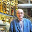 El orgullo de Javier Gómez Navarro: una colosal biblioteca de viajes con edificio propio y miles de libros