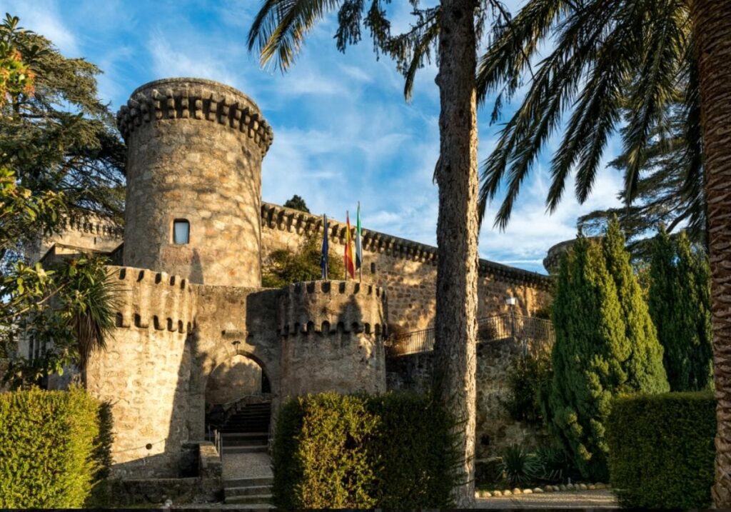 El parador en Cáceres con piscinas naturales que fue refugio para Carlos V: perfecto para cualquier época del año