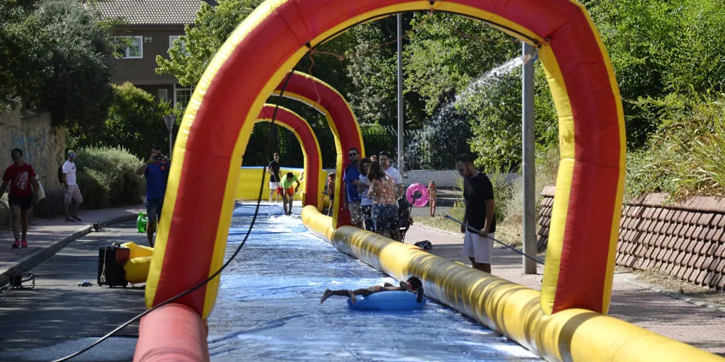 El tobogán acuático gigante que niños y mayores pueden disfrutar gratis por unos días