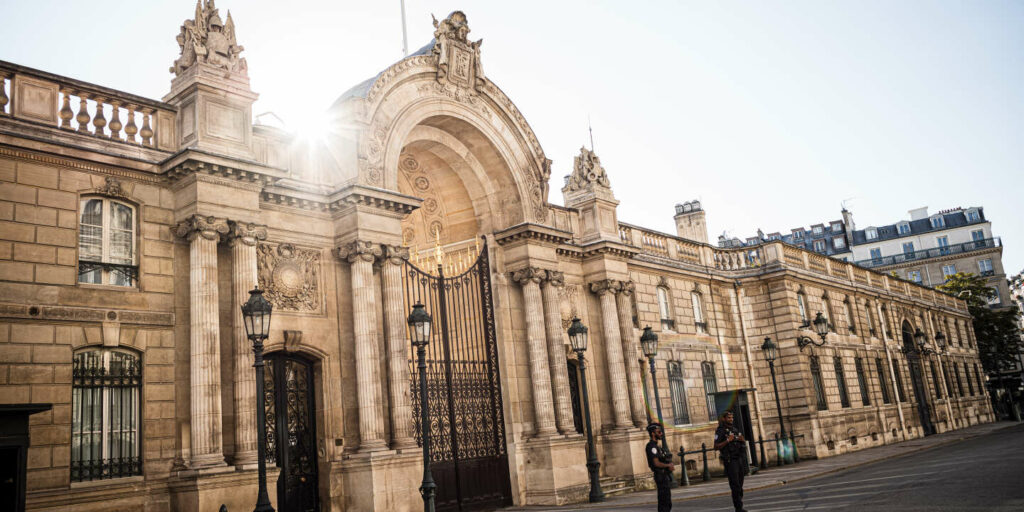 En direct, nouveau premier ministre : après quatre jours de « consultations » et aucune avancée, des élus de tous bords pressent Emmanuel Macron de prendre une décision