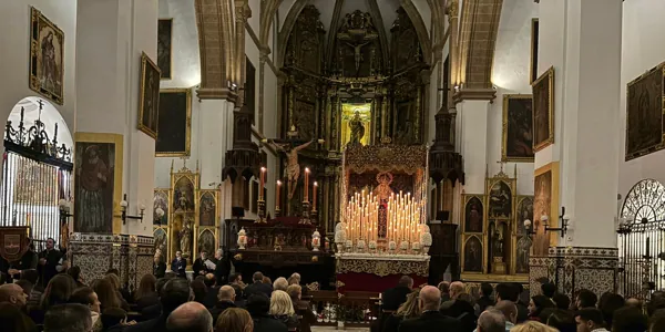 Estampas de la Semana Santa de Sevilla de 2024: los hermanos del Cristo de Burgos