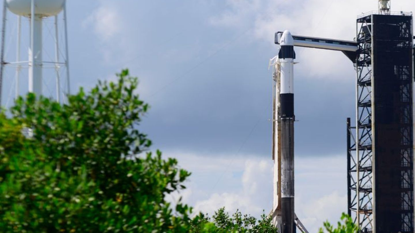 Booster geht bei der Landung in Flammen auf: Die "Falcon 9"-Rakete von SpaceX Foto: Charles Briggs/ZUMA Press Wire/dpa