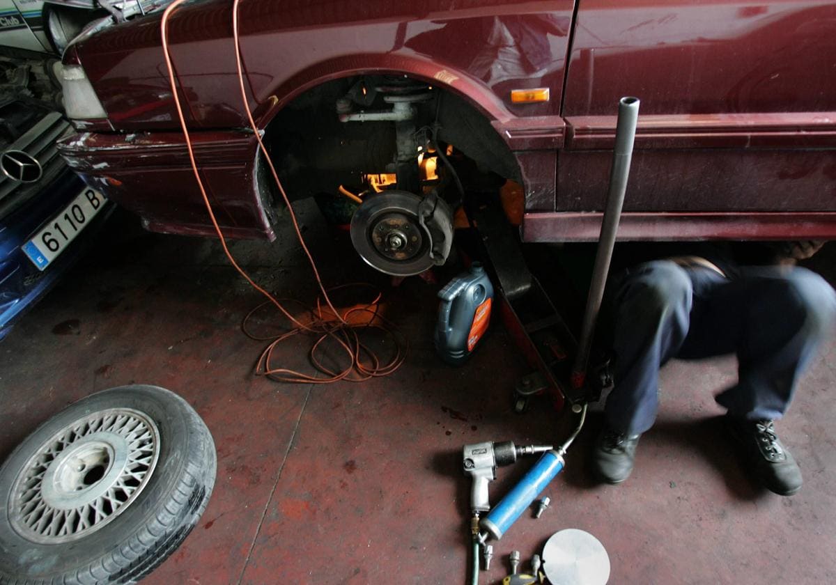 Falta de conocimientos y de convencimiento: así se vive en los talleres la llegada del coche eléctrico