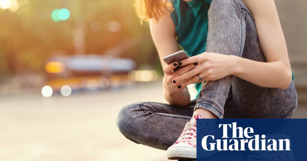 France to trial ban on mobile phones at school for children under 15