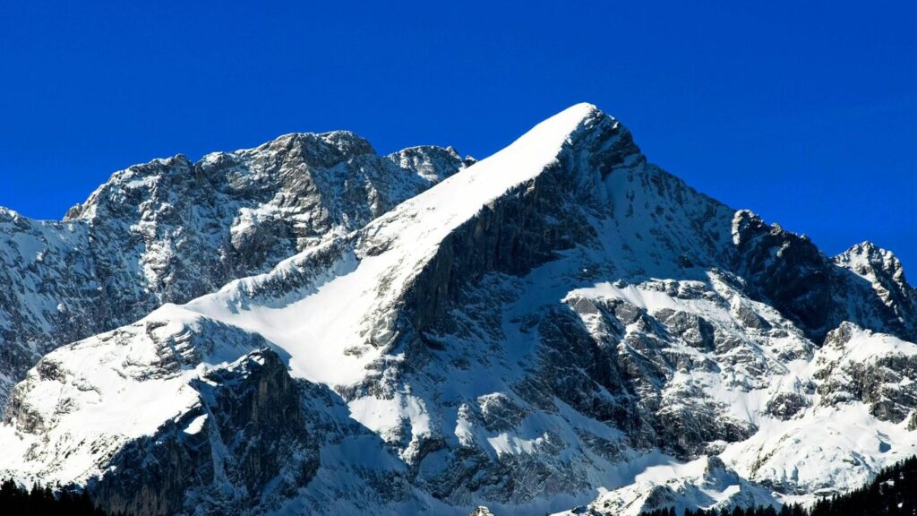 Die schneebedeckte Alpspitze in Garmisch-Partenkirchen