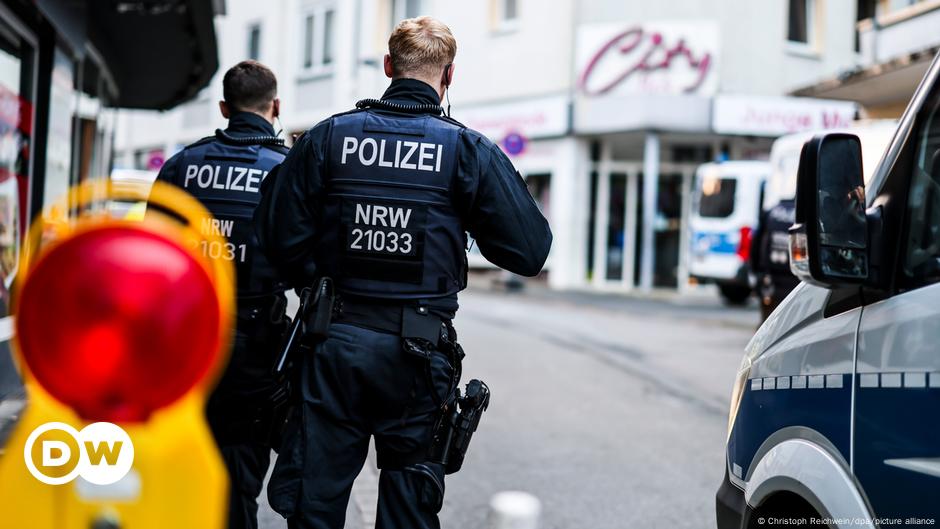 Germany: Police hunt killer after Solingen stabbings