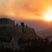 Grecia ordena más evacuaciones por los incendios forestales que se acercan a Atenas