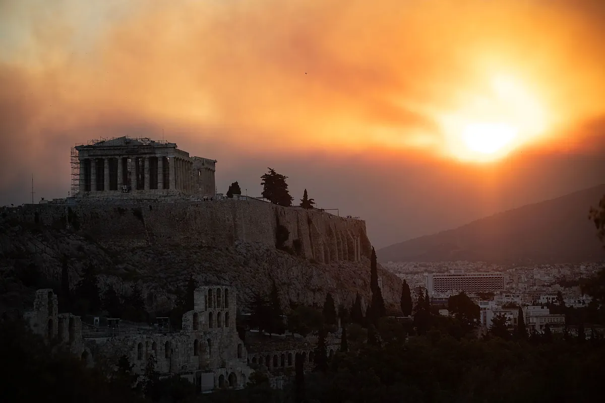 Grecia ordena más evacuaciones por los incendios forestales que se acercan a Atenas