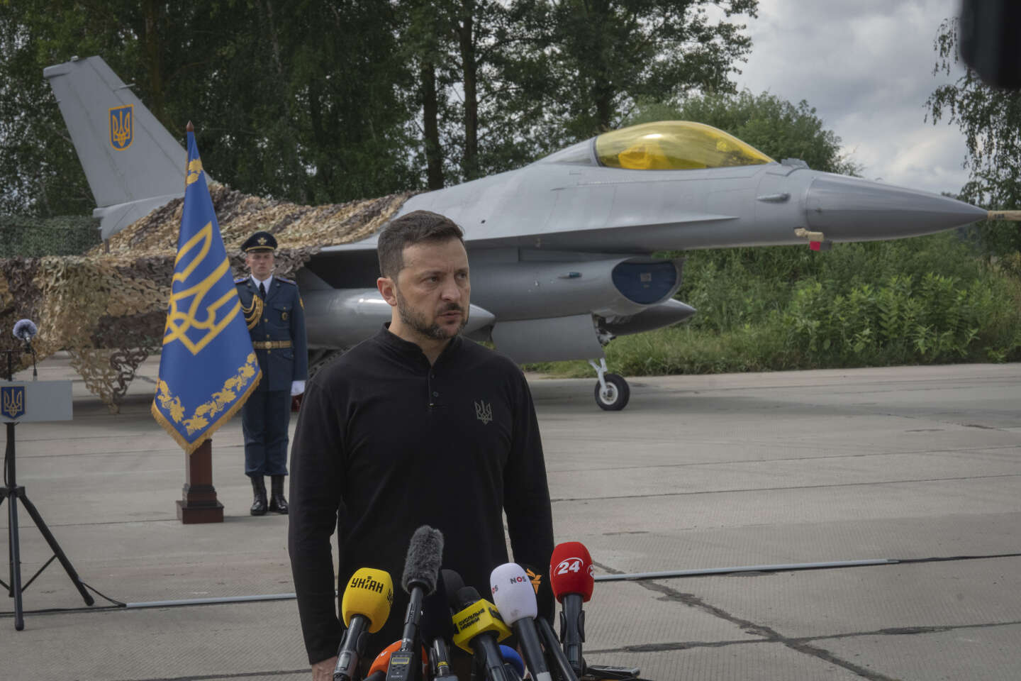 Guerre en Ukraine : Volodymyr Zelensky limoge le commandant de l’armée de l’air après le crash suspect d’un F-16