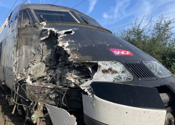 Images impressionnantes: Un TGV percute une remorque de tracteur