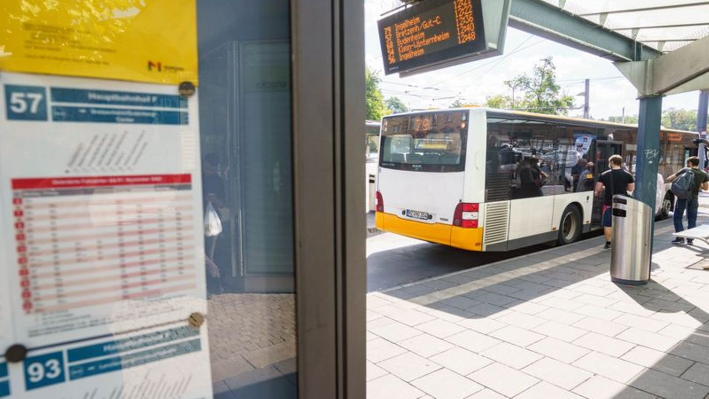 Ein Mann hat in Mainz ein Baby im Kinderwagen geschlagen. (Symbolbild) Foto: Frank Rumpenhorst/dpa