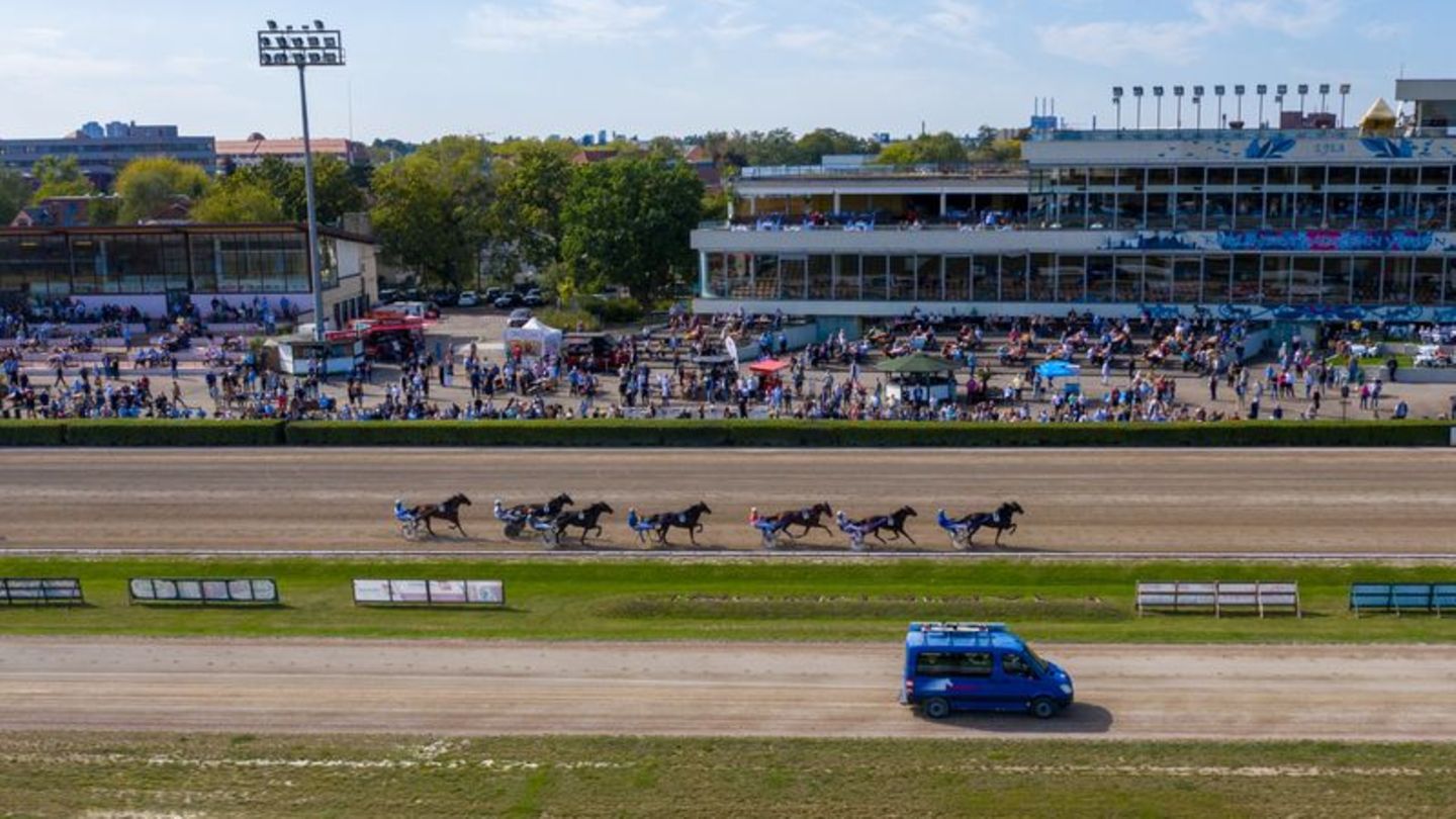 Beim 129. Traber-Derby siegte Mitfavoritin Nortolanda. Foto: Christophe Gateau/dpa