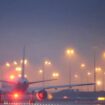 Vom Flughafen Leipzig/Halle ist am Morgen ein Flugzeug mit Straftätern abgehoben. (Archivfoto) Foto: Jan Woitas/dpa-Zentralbild/