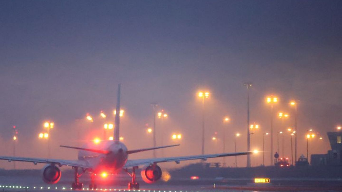 Vom Flughafen Leipzig/Halle ist am Morgen ein Flugzeug mit Straftätern abgehoben. (Archivfoto) Foto: Jan Woitas/dpa-Zentralbild/