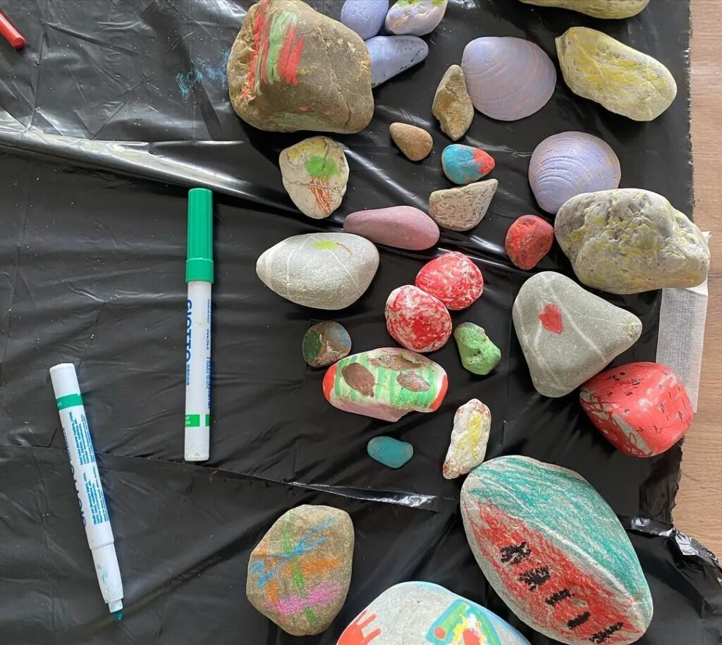 Irene Montero sube una imagen de piedras pintadas en Instagram y el Ayuntamiento de La Oliva, en Fuerteventura, le avisa de que podría ir en contra de la Ley de Patrimonio Natural