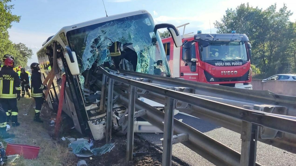 Italie: Un mort et 15 blessés dans l'accident d'un car de touristes