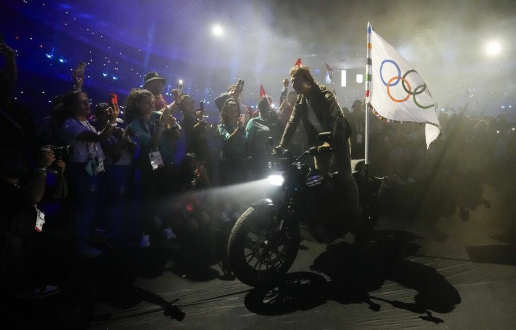 JO 2024 : Tom Cruise, Phoenix et « Golden voyageur »… Retour en images sur la cérémonie de clôture