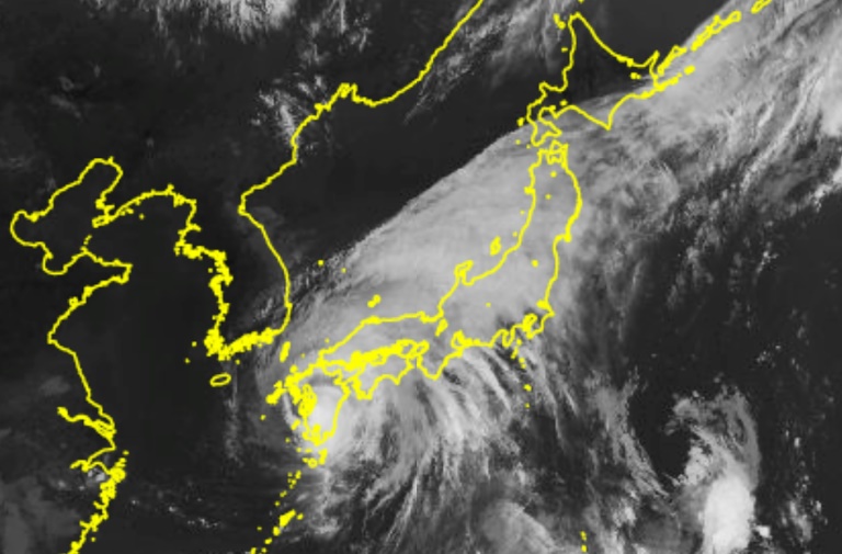 Japon: Le typhon Shanshan, extrêmement puissant, frappe l'île de Kyushu