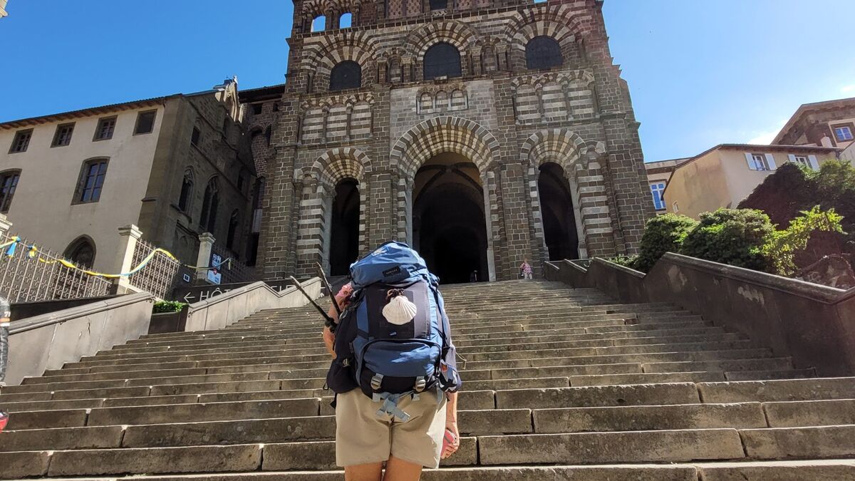 « Je ne sais pas où dormir ce soir » : sur le chemin de Compostelle, la route du Puy frise la surchauffe