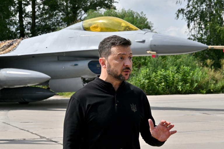 "Je suis fier de nos gars": L'Ukraine reçoit enfin ses tout premiers avions F-16